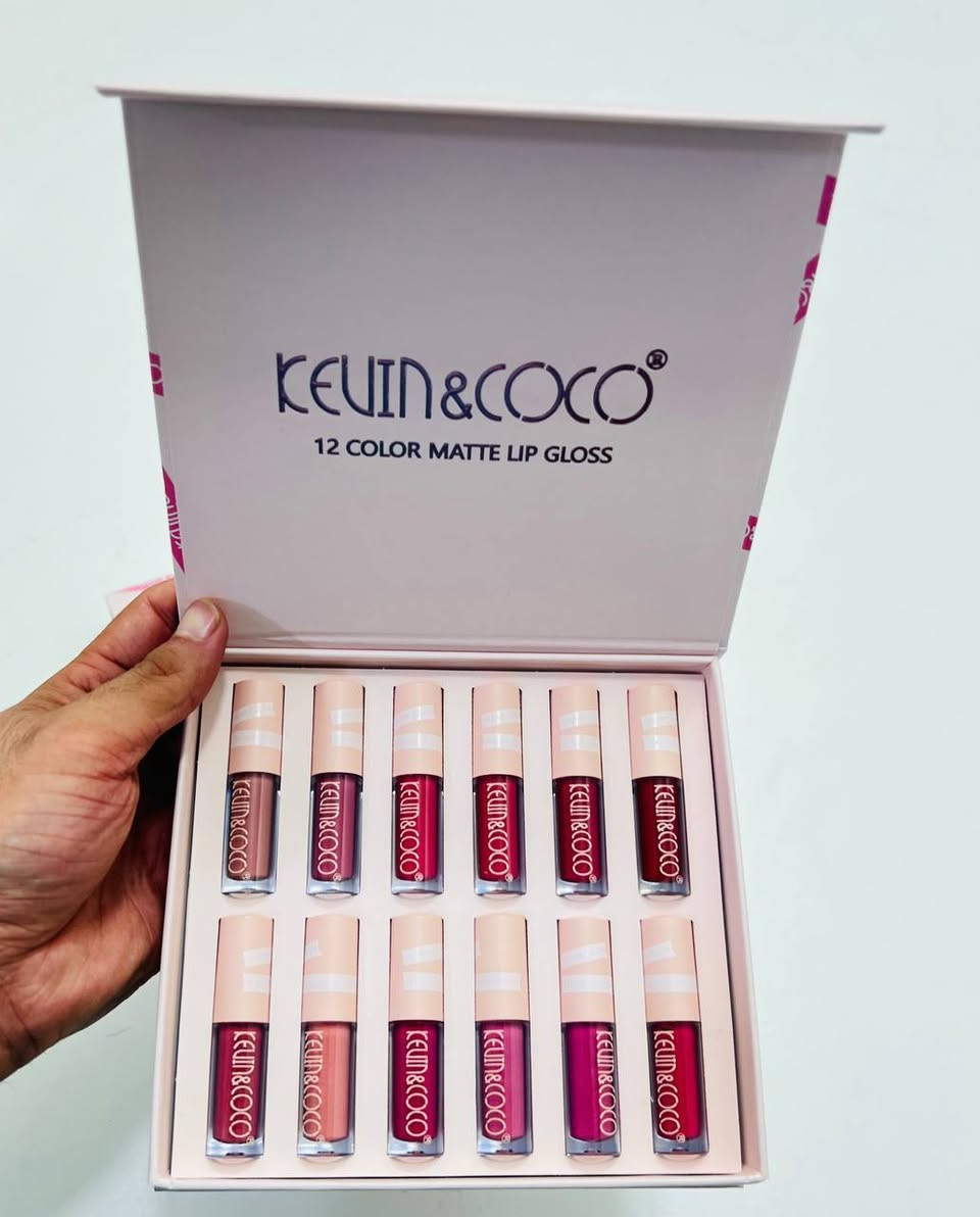 لجمال ينبض بالأنوثة.. تدللي ويّا أحلى كولكشن حمر! ✨💄
لكل بنوتة عراقية تدور على الأناقة والجمال والثباتية، جبنالچ بكج الحمر الفخم "12 COLOR MATTE LIP GLOSS" من الماركة المتميزة KEVIN & COCO مثل ما تشوفيه بـ "image_2.png"! 😍
ليش هذا البكج راح يصير إدمانچ الجديد؟ 🤔
 12 لون يجنن ويخبل: الكولكشن يجمع لچ كل الألوان اللي تحتاجينها، من النيود الهادئ للطلعات اليومية والدوام، لحد الألوان الجريئة والملفتة للمناسبات والسهرات.
 مات وثباتية خيالية: حمر مات (Matte) مخملية وثابتة وياچ طول اليوم، والأهم من هذا كله ما تنشف الشفايف ولا تتشقق.
 شكل البكج كشخة وفخم: يجي ببوكس مرتب وكلش أنيق، يعني يفيدچ لـ ميز المراية مالتچ، أو كهدية فخمة ومميزة تسعدين بيها صديقتچ أو أختچ.
الجمال العراقي الأصيل يستاهل هيچ دلال وطلة تموت! 💖
⚠️ الكمية كلش محدودة وعليها طلب مو طبيعي!
📥 راسلينا هسة على الخاص واحجزي بكج الدلال الخاص بيچ!
🚗 (متوفر خدمة توصيل سريعة ومضمونة لجميع محافظات 

#للطلب_دايركت


**إذا كنت صاحب هذا الإعلان وتريد حذفه لأي سبب، رجاءا أرسل رسالة إلى الدعم الفني**