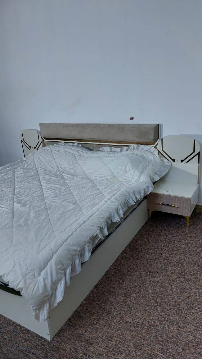 غرفه اقتصادية مستعملة للبيع استخدام اربع اشهر فقط الله شاهد نظيفة جداََ شخط ما بيها مكاني بغداد حي الجهاد سعرها 450 الف للاستفسار الاتصال فقط على هذا الرقم ***********
