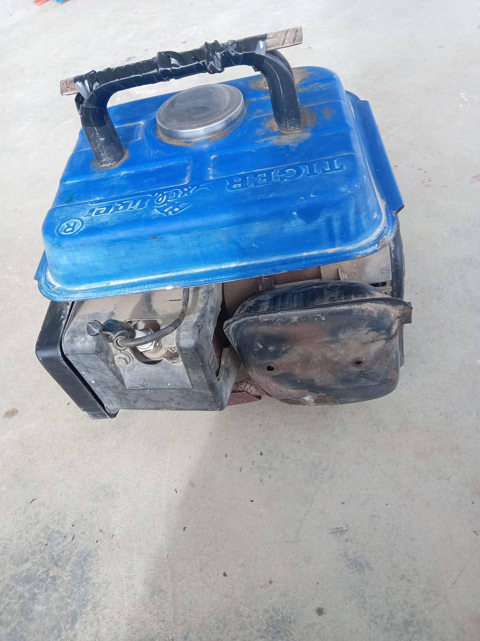 مولد تايكَر    للبيع شغال عندك بناء بيت وماكو كهرباء 
وسعرو مناسب.  ب 35.   الف  للاتصال  ***********
