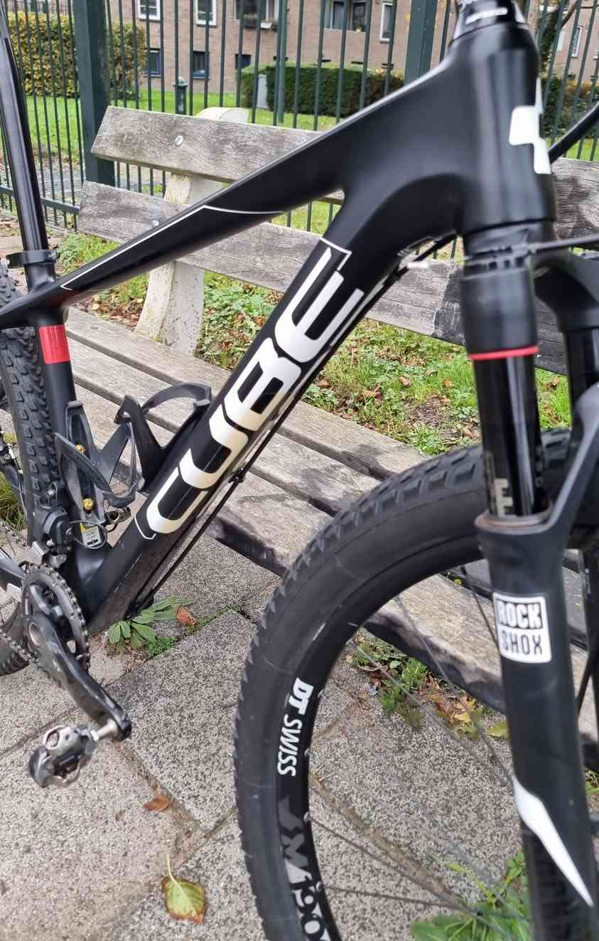 السلام عليكم كباتنة الطيبين

توكلنا على الله وأيه الرزق للجميع 
#للبيع دراجة كيوب Cube Reaction ألماني اصلي بالعافية  للياخذهة 
لون مميز وحلو الدراجة مثالية وقوية للطرق الوعرة، الصعود والنزول، وحتى الاستخدام الرياضي اليومي براحة وثبات عالي. يعني انسى الطسات ووجع الظهر وألام المفاصل. أحسن متاخذ دراجة مو اصلي ورة اسبوع تكوم توصوص وتنومك يم المصلح 😅 وتعبك احنة نوفرلكم دراجات ماركات عالمية اصلية استيراد مباشر من هولندا 🇳🇱
✅ المواصفات والفوائد للمستخدم: 
لشة أو فريم كاربون خفيف وقوي → تحكم أفضل وتعب أقل أثناء القيادة قياس  ميديم / لارج   مناسب لمعظم الأطوال  نظام نقل حركة شيمانو XT بلوتوث حديث  تبديل ناعم وسريع بدون تقطيع
ممتص صدمات  دبل امامي RockShox  راحة وثبات أعلى بالطبات والطرق الصعبة ويالة سويسري DT SWISS  1900  ويالة قياس 29 الدراجة مزودة بغراض فول.  ملاحظة: الركبة مال ستيرن وحدهة ورقتين 😁الدراجة جاهزة للركوب مباشرة بدون أي مصروف إضافي مناسبة للمبتدئ والمحترف بنفس الوقت
📍 الموقع: بغداد – حي البنوك – قرب مثلجات الصفصاف
📩 لأي استفسار أو تجربة الدراجة، راسلني خاص وتدلل 🤝
⚠️ ملاحظة:
ناشر أكثر من دراجة بحسابي، ويوجد استيراد مباشر من وكالات أوربية عالمية، كل القطع أصلية 100% مع وصولات 🔥
نتعامل مع أفضل الماركات العالمية:
SRAM . SHIMANO . Campagnolo . Maxxis . Schwalbe . Vittoria . Bontrager . Rockshox . Fox . Mavic .Garmin . wahoo.  Poc . Cube .  DT SWISS . Cannondale . Santa cruz . Trek . Giant ... وغيرها #دراجة_جبلية #دراجات #بيع_دراجة #بغداد #دراجة_هوائية  #Sram  #Baghdad


**إذا كنت صاحب هذا الإعلان وتريد حذفه لأي سبب، رجاءا أرسل رسالة إلى الدعم الفني**