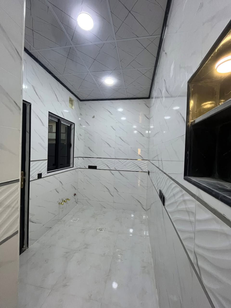 السلام عليكم ورحمة الله وبركاته #مكتب_الغوالي

بيت للبيع في حي السماح السياسيين قرب شارع 20

🔹 المساحة : 100م ، الواجهة : 5م ، العمق : 20م

🔹 بناء حديث طابقين 3 غرف نوم تشطيب عالي الجودة

🔹 سند طابو ملك صرف شرط تحويل وقرار تمليك 

ط1 : كراج ، استقبال ، هول ، مطبخ ، غرفة نوم ، صحيات

ط2 : غرفتين نوم ، هول ، صحيات ، سطح ناصي 

البيت مزود بالكامل بكافة الانظمة الحديثة -

دكتات ، سبالت ، غسالات ، انترنيت ، دشات ، كامرات

للاستفسار اكثر مراجعة #مكتب_الغوالي الكائن في حي السماح الاركان قرب مول القمه وقرب مدرسة السماح الابتدائية على شارع 20

او الاتصال على الارقام التالية -

***********

***********
