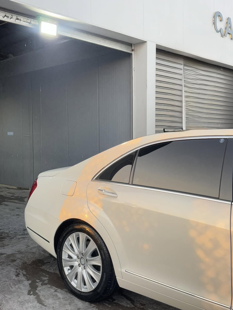 السلام عليكم ورحمة الله وبركاته للبيع 

المواصفات (مرسيدس S3502012): 
المحرك: \(V6\) بسعة 3.5 لتر.القوة: 302 حصان.التسارع: من 0 إلى 100 كم/ساعة خلال 6.9 ثانية.ناقل الحركة: أوتوماتيكي (غالباً 7 سرعات).السرعة القصوى: 250 كم/ساعة.استهلاك الوقود: 10.1 لتر/100 كم. المواصفات الخارجية: مصابيح LED أمامية وخلفية.فتحة سقف بانوراما. ).حساسات أمامية وخلفية. المواصفات الداخلية والراحة: مقاعد كهربائية مع خاصية الذاكرة والتبريد والتدفئة.ستائر خلفية وجانبية كهربائية.نظام صوتي عالي الجودة (Harman Kardon).شاشة عرض معلومات ونظام ملاحة.تخشيب داخلي فاخر. أنظمة الأمان: رادار أمامي (نظام تفادي التصادم).نظام مراقبة النقاط العمياء.نظام تثبيت السرعة الذكي. السعر اتصل وبيك خير وتدلل***********
