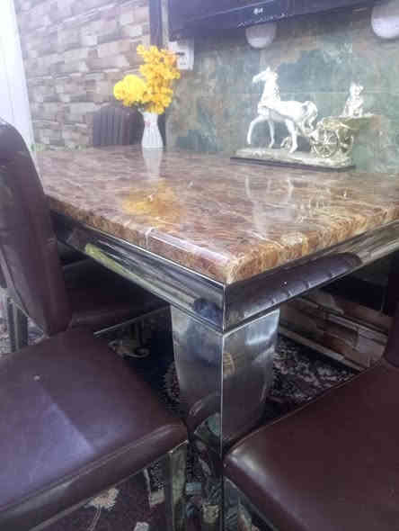ميز طعام ستيل مرمر ثقيل مع كراسي عدد 5 جديد السعر 450 وبي مجال العنوان حله بكرلي للتواصل على الرقم ***********
