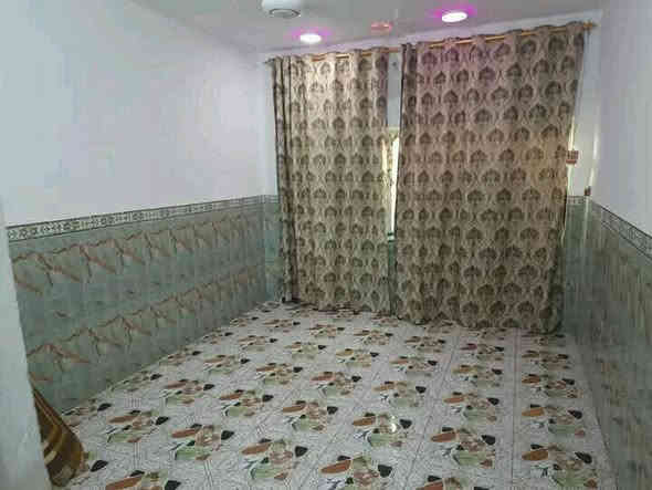 السلام عليكم. بيت للبيع بحي الحكيم قريب م̷ـــِْن جهه الدبيه. مساحه 160 متر. مكون م̷ـــِْن عرفتين مساحه الغرفه الواحده 4x4. وهول واستقبال ومطبخ وصحيات نزال البيت 20 مبني م̷ـــِْن البلوك مبيض اساس طابوك.  السعر 34 وبي مجال..  للاستفسار  ***********
