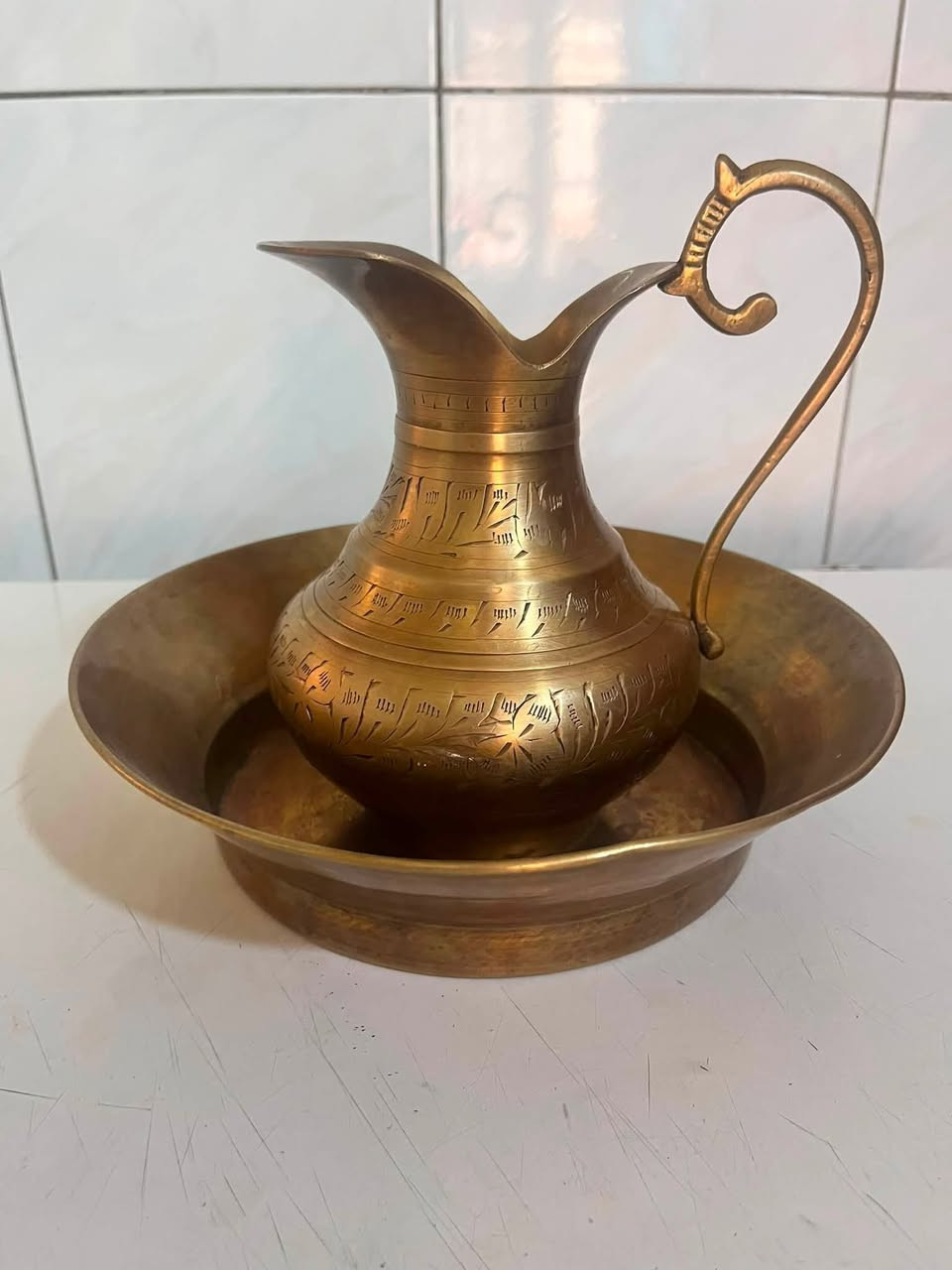 ابريق نحاسي قديم 
بسعر مناسب 
*********** وتسب
