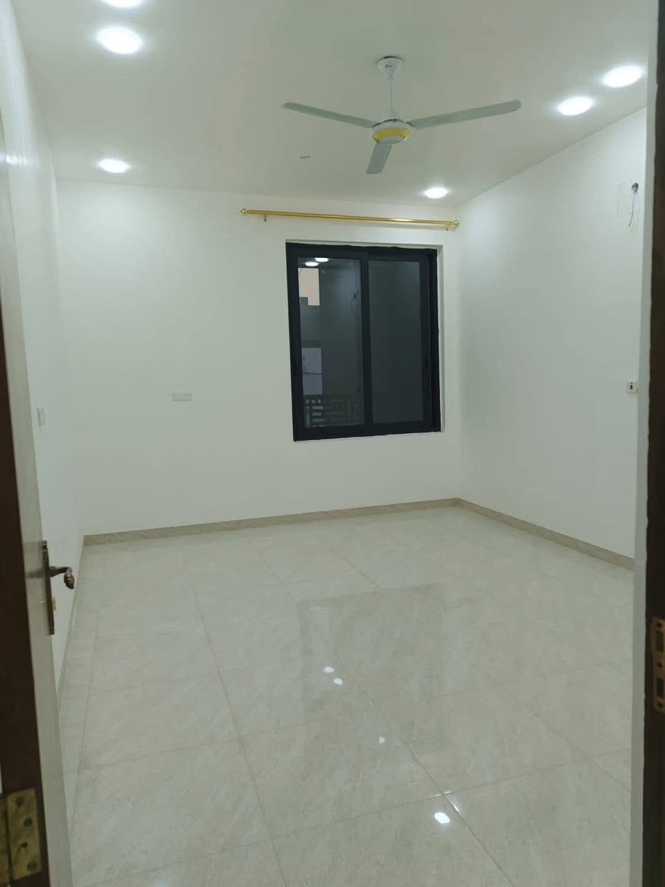 #شــقـة_للايــــجـــار  🏠📍 الموقع: العروبة الأولى – خلف حلويات المصطفى
🔹 طابق: ثاني
🔹 تفاصيل العقار:
 • غرفتين كبار
 • صالة واسعة
 • مطبخ
 • مجموعة صحية
 • بناء حديث 2025 ✨

#للاستفسار__والتواصل ***********
او زيارة مكتبنا الكائن في حي المعلمين نزلة فلافل تشرين
