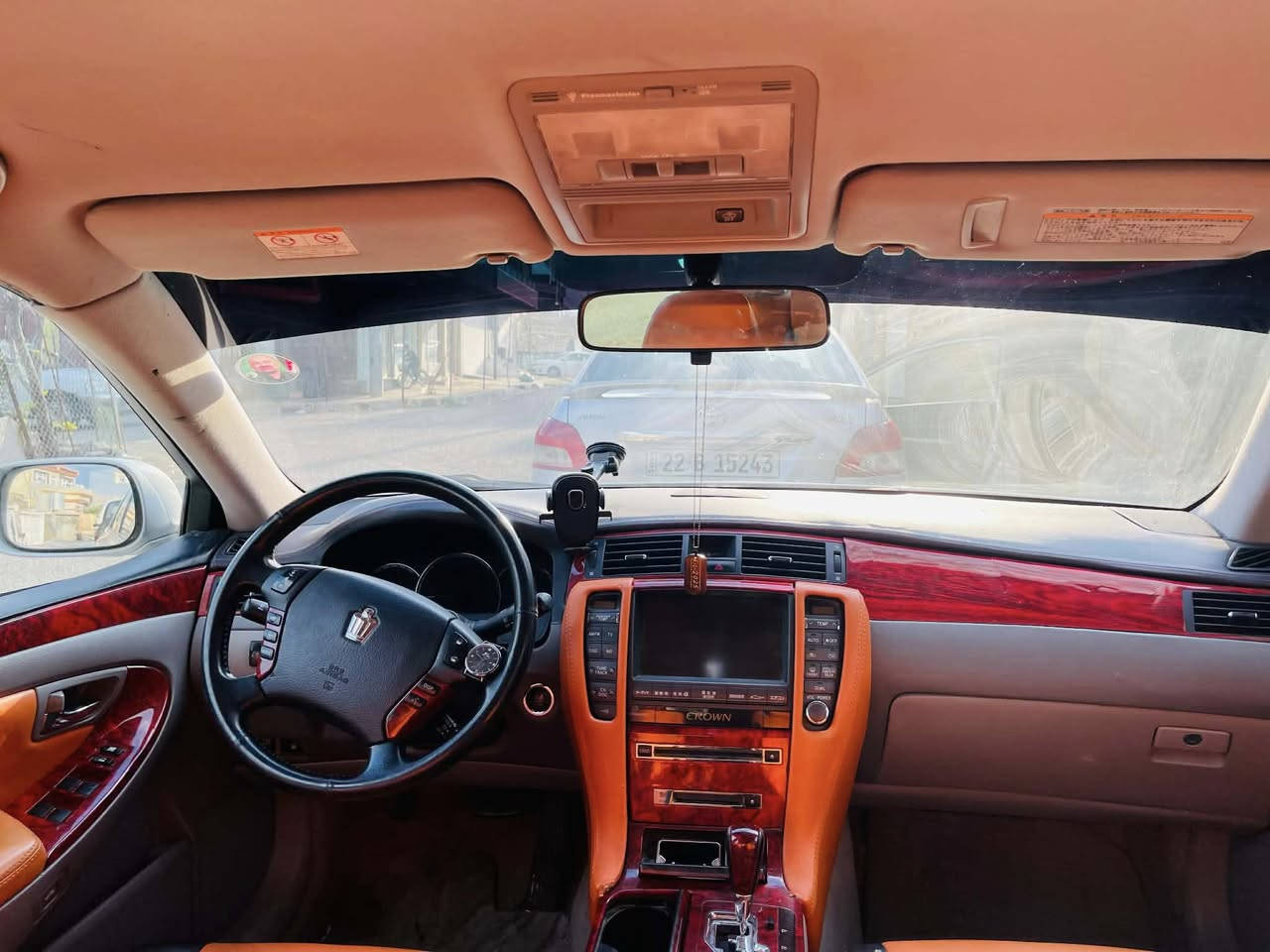 سەرەتا بەناوی خوا
شاینە مۆدێل 2007  
بڕاوەەە بڕاوەە 
گێڕ گەورەی مەکینە بچوک 
بەسمە ڕەساسی 
ناو قەیسی 
دوو دوگمە
سەقفی شوشە  
سەیارەکە تابڵێی جوانە بۆ قوەت و بۆ بەنزین 
٢٥٠ مەسرەفی تیانیە 
ڕۆنی تازە گۆڕاوە 
پاتری تازەیە 
چوار تایەی تازەی لە ژێرا 
نوقسانیو گەڵایە ببڕە  
سعری 44 مەعمەلەیە برایانە 
شوێن چەمچەماڵ 
***********
