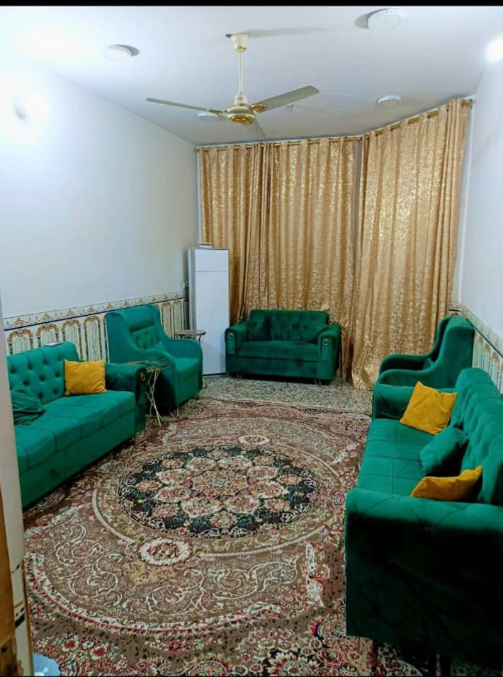 بيت للبيع مساحة 150 م واجهة 7.5 نزال 20 م بناء حديث 2019 طابقين كامل من الداخل ارضية كاشي و جدران بياض و سيراميك يحتوي 4 غرف نوم ثلاثة طابق ثاني و واحدة طابق ارضي بالأظافة الى استقبال ضيوف و مطبخ و ثلاث حمامات خارجي و داخلي ارضي و طابق ثاني و هول داخلي طابق ارضي و طابق ثاني البيت كامل من جميع النواحي
في منطقة حي الصديق مقابل روضة و حضانة تيم قرب البنايات الجديدة لمتوسطة البصرة و اعدادية زها حديد و ثانوية الموسوعة العلمية و ابتدائية علي ابن ابي طالب 
في الفرع المقابل لهذه المدارس الجديدة  يعني تبعد مسافة مية متر تقريبا في داخل الفرع عن المدارس و قريب على مستشفى ابي غريب العام و قريب على سوق ابي غريب 
موقع مميز و خدمات حلوة و بناء جاهز 
خارطة المنطقة و خارطة البيت موجودة في الصور 
للاستفسار اكثر المراسلة واتساب او الاتصال على الرقم التالي 
***********
