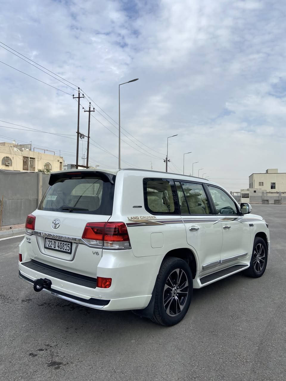 السلام عليكم
لاندكروز  2017 ساز
ماشيه١٣٠ 
بيه شبر صبغ بل باب الايمن الخلفي باقي سياره مكفوله 
سعره ٤٧ الف
بيع او مراوس حسب قناعه 
الاستفسار ***********
