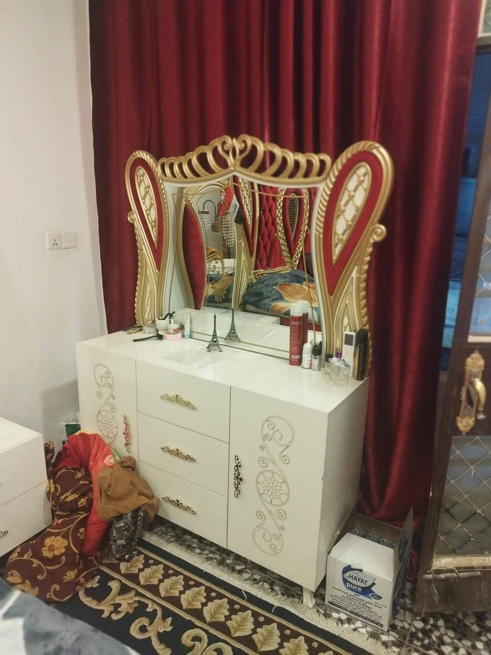 سلام عليكم من رخصة الادمن متوفر غرفة اخشاب ما عدا الكنتور الغرفة التركيةو الجرباية مالتهة قطعتين الخشب العراقي النضافة مالتهة  %90 مع دوشك ابو السبرنك الاصلي السعر 250وبيها مجال العنوان الدورة الزراعي مال ابوطيارة الاستفسار على الرقم ***********
