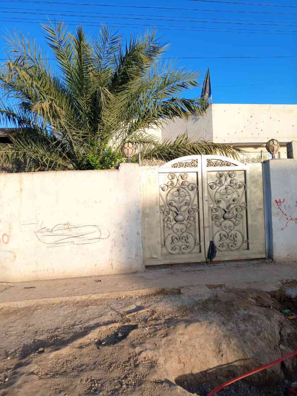 بيت في شارع نفط، طابوق، المساحة 300 م²، كافة الخدمات متوفرة.
يتكون من غرفتين وصالة ومطبخ واستقبال.
يقع في شارع نعيم.هاتف نقال
للتواصل: ***********
