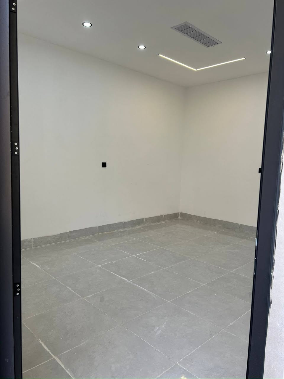 📺 اعلان رقم 346
                  دار للبيع  ١٥٠متر  
                  واجهه  ٧.٥ × ٢٠ م
                 طابو ملك صرف طابقين        
                 بناية حديثة فول مواصفات              
 طابق 1️⃣ 
- استقبال 
-  غرفتين نوم 
-  مطبخ وهول مفتوح 
- مطبخ مساعد 
- صحيات 
ـ كراج سيارة 
- درج خارجي

طابق 2️⃣ 
-  استقبال 
- غرفة نوم 
ـ مطبخ وهول مفتوح 
- صحيات 

📍عنوان الدار 🏡
كركوك - حي الحرية قرب السوق والجامع أمام الشافعي

☎️ للإستفسار يرجى الاتصال 
بالأرقام الموبايلات الواردة أدناه
📲   ***********
📲.  *********** 
📍او زوروا مكتبنا مكتب حاجي يادكار للعقار 
في حي القادسية الأولى مقابل محطة الكهرباء
