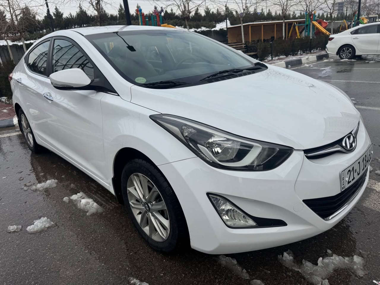 بە ناوی خوای گەورە
هۆندای ئەلەنترا 2014 شکڵ گۆڕاو شکڵی 2016
شتی لۆک و دانسقە و سفر
مەکینە١٨ گەورەی مەڕغووب
هەموو گیانی لە سەر دەقی شەریکە ماوەتەوە
بێ بۆیاخ و قوپاوی و شوخت و سارد
ڕەسمی سۆنەرەکەم داوە
مواسەفاتی تەنها سڵاید و بەسمە نییە
کەم ڕۆشتوو 
بە ناوی خۆمەوەیە تا وەکو 2030 
دینارێ مەسرووفی نییە
تایە و باتریشی تازەیە 
سپێری دانەبەزیوە
چرکەی تیا نییە 
هەردوو سویچ و کەتەلۆکی شەریکەی ماوە 
وەکو سفر وایە
شوێن سلێمانی
*********** السليمانية, العراق
