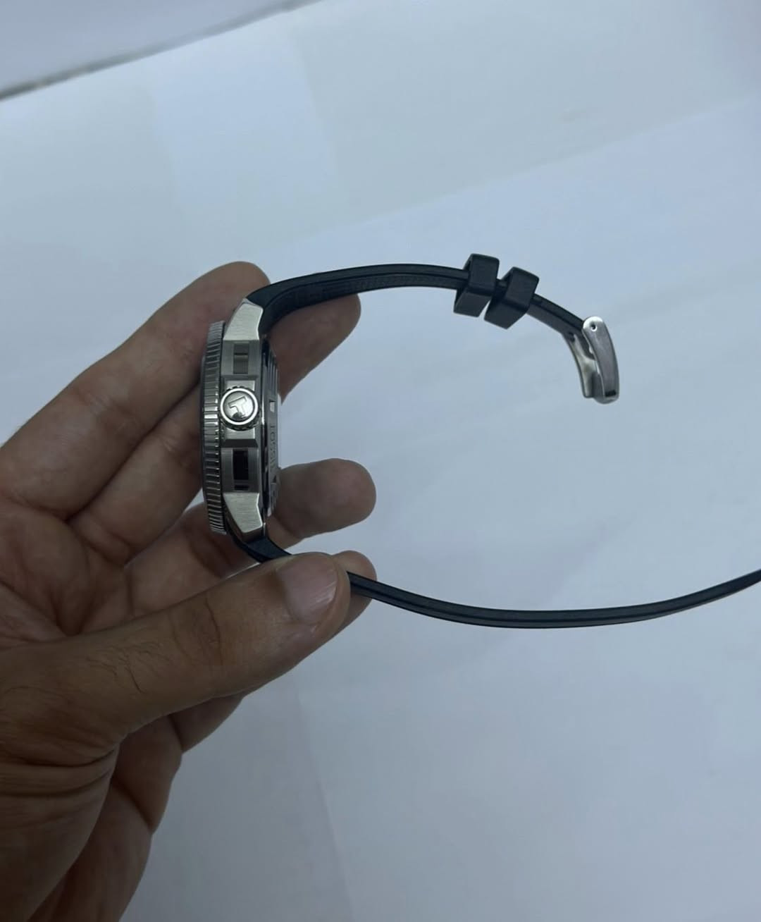 ساعه tissot للبيع
الاسم : Tissot Seastar Professional 2000
اللون : اسود 
ابعاد الساعه : حجم الساعه 46mm ,عرض السير 22mm , سمك الساعه 16,25 mm ، طول السير 194mm 
الليه التشغيل : اوتوماتك 
نوع السير : مطاط 
مقاومه للماء حتى عمق 600m متر 
مقاومه للضغط تصل ل 60 bar
الساعه كامله الملحقات بدون نقص 
الساعه جديده فقط مفتوحه من الكارتون و بدون ملسقات و تغليف
السعر : 850 الف مع مجال بسيط للعمله 
تفاصيل اكثر موضحه كامله بالصور 
للتواصل او الاتصال على الواتس اب 
***********
و شكراً
