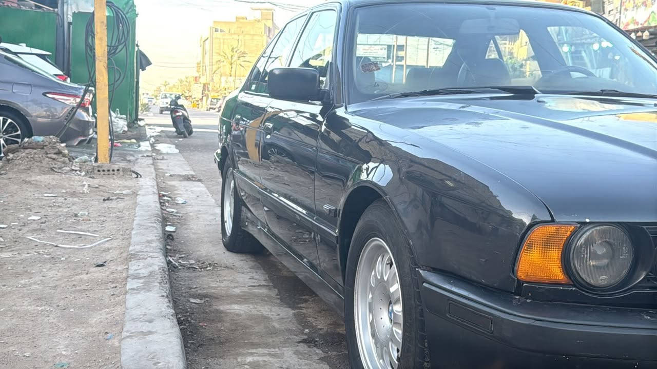 سلام عليكم للبيع بي ام 525 موديل ٩١
مواصفات فتحه 
كشنات جلد 
كشن كهرباء 
رقم بغداد بسمي 
مكينه وكير كفاله
سعره ٤٥ ورقه 
رقمي *********** مكان السياره بغداد البنوك
