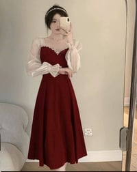 فستان أحمر • أكمام شيفون • ستايل كوري