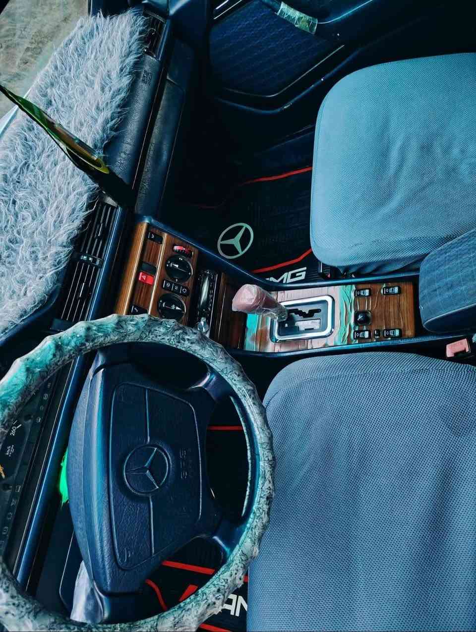 السلام عليكم مارسيدس دب  للبيع موديل 92 سياره بلاديه محرك خراطيم خير من الله سياره بااسمي  رقم #بغداد دولي حجمE 230سياره شغل واطلع وين ميعجبك تدفئه تبريد ثلج جام 4 كهربائيات قطره اخياس مابيها سياره متعوب  عليها خير من الله مال جناي دواخل خير من الله السياره احله من الصوره تحكم جام سنتر لوك كله شغال  تجي اتكلب واتشوف مكاني ديالى بلدروز #السعر 80 وبيها مجال  الاستفسار الاتصال ع رقم ***********
***********
