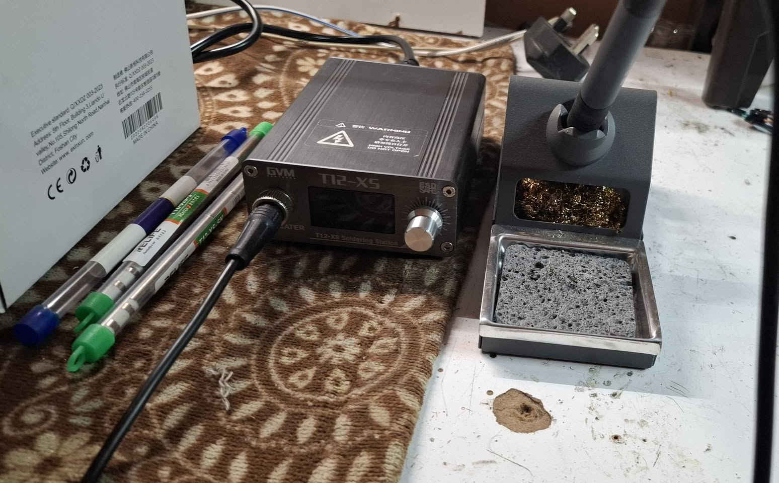 🔥 للبيع – كاوية احترافية GVM T12-XS 🔥
📌 مستخدمة أقل من شهر – ٣ رؤس وياهه نظيفة جداً كأنها جديدة
إذا تبحث عن كاوية احترافية وسريعة الاستجابة لأعمال الصيانة الدقيقة (موبايل، لابتوبات، بوردة إلكترونية)، هاي فرصة ممتازة 👌
🔹 الموديل: GVM T12-XS
🔹 القدرة: 72 واط
🔹 نظام رؤوس T12 الاحترافية
🔹 شاشة رقمية لعرض الحرارة
🔹 تحكم دقيق بدرجة الحرارة (توصل لحدود 480°C)
🔹 تسخين سريع جداً وثبات ممتاز بالحرارة
🔹 مناسبة لصيانة الموبايلات والأعمال الدقيقة
📦 الحالة: نظيفة جداً، استخدام خفيف أقل من شهر
💰 السعر: 75,000 دينار عراقي
📍 سبب البيع: ما محتاجها حالياً دهوك, العراق


**إذا كنت صاحب هذا الإعلان وتريد حذفه لأي سبب، رجاءا أرسل رسالة إلى الدعم الفني**