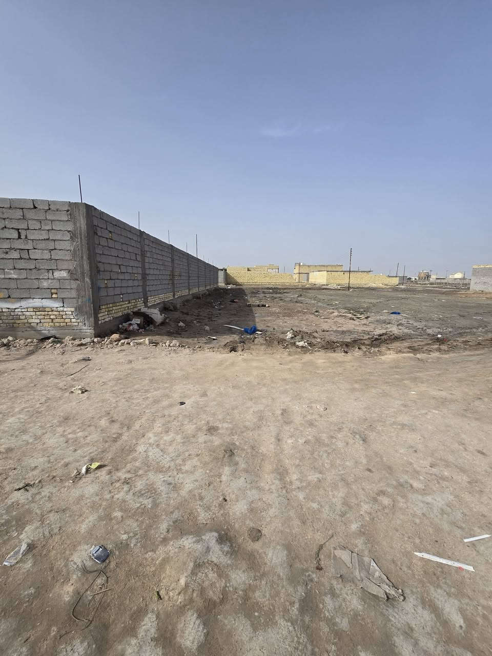 ياالله سلام عليكم ورحمة الله وبركاته 
قطعة للبيع زراعي مساحتها 350 م نزال 35 م واجها 10م
العنوان حي الجوادين بين نزلة ثانيه ونزلة الأولى بشارع بيت الشيخ قرب مكتب ابو زينب قطعه مرتبه وحلوه 
منطقه سكينه بلكامل مي كهرباء باب البيت 
قطعه ركن هيه بصفها مقابيلها شارع مفتوح
تبعد عن الشارع العام تقريبا 500 متر او كثر قريبه كلش 
السعر ١٦ وبيها مجال بسيط 
تفاصيل داخل مقطع فيديو 👇👇👇
الأستفسار على رقم الواتساب ***********☎️
@إشارة
