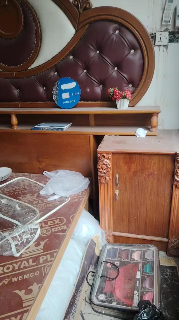 غرفه نظيفه وظخمه فقط ديلاب ميز المرايه مكسور قفلهن
بلازمه حجم 32
مجرات جدد
مرايه كبيره  اي استفسار خاص


**إذا كنت صاحب هذا الإعلان وتريد حذفه لأي سبب، رجاءا أرسل رسالة إلى الدعم الفني**