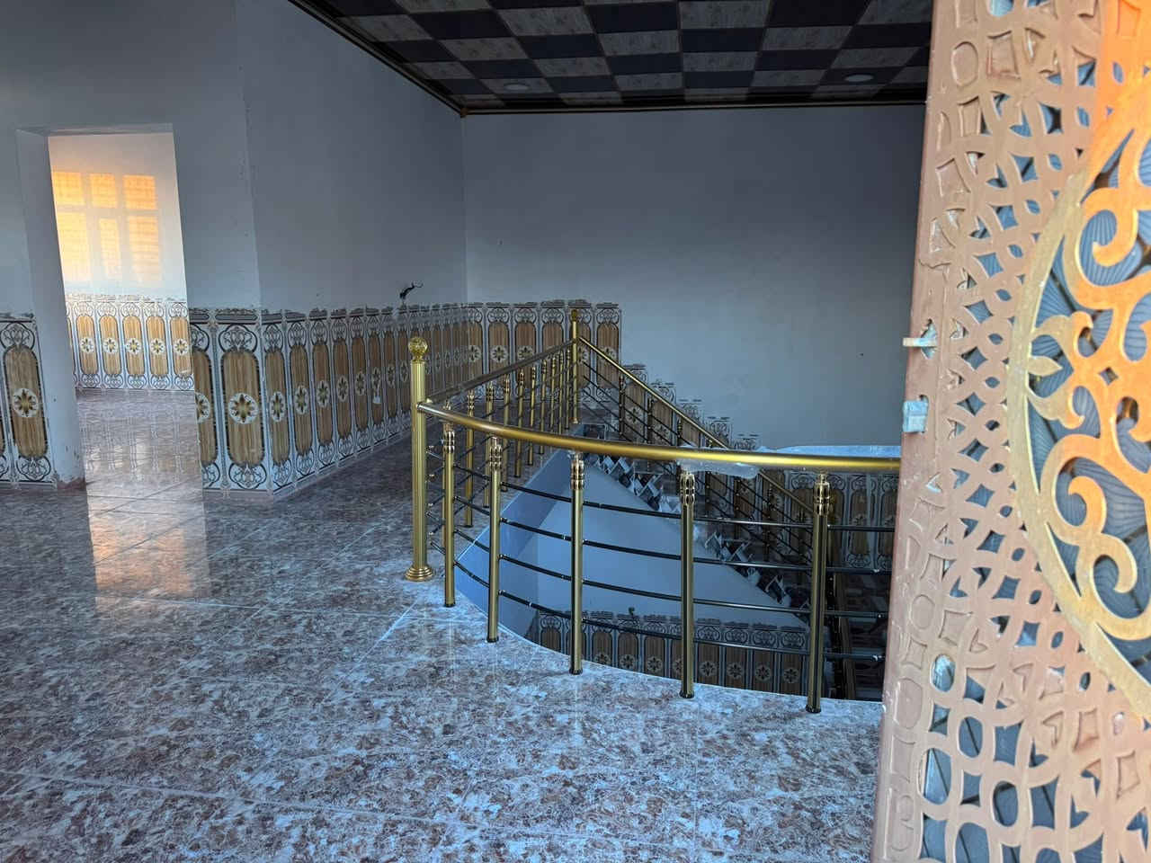 السلام عليكم بيت طابو صرف للبيع حي الجمعيه الثنايه داخل العلم صلاح الدين
البيت يعوزه بوب داخليه واناره فقط وعل تبليط مباشر 
المساحه 265 متر 
البيت طابقين 4 غرف نوم وصاله كبيره وربعه مطبخ وهول حار بارد وسياج والصطح شتايكر شغل درجه اوله
السعر 80 وبي شوي مجال الشراي يتصل ***********
