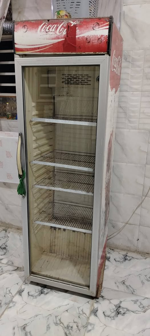 السلام عليكم ورحمة الله وبركاته يتوفر براد للبيع سعر ١٧٥ مكان بابل وردية ما داخل تصليح نضافة كما مبين في الصورة للتواصل عل الرقم***********
