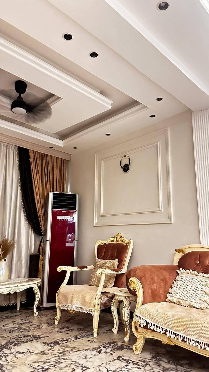 السلام عليكم 
➖ دار نظيف جدا  للبيع في شارع فلسطين ا :-  
▪️المساحة : 150 م الواجهه : 5 م    النزال : 30م    
▪️محله : 503 موقع ممتاز 
▪️يتكون : كراج وصاله وحولي ومطبخ حار وبارد  وخدمات وغرفه نوم والطابق الثاني غرفتين نوم وخدمات وسطح 
                           للاستفسار : 
                           ***********
                          *********** 
عنوان المكتب //  تقاطع النخله قرب مطعم قدوري مكتب الرحمن ّ
