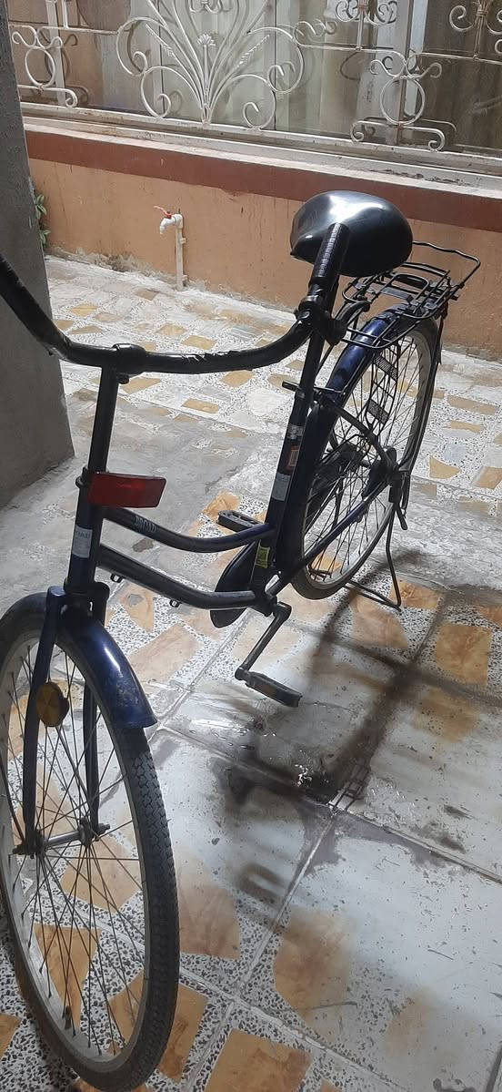 السلام عليكم عندي هذا البايسكل للبيع السعر ٢٥ قفل نضيف كل عيب مابي ومستعجل عل البيعه مالته اتصل عل هذني الأرقام ***********
***********
