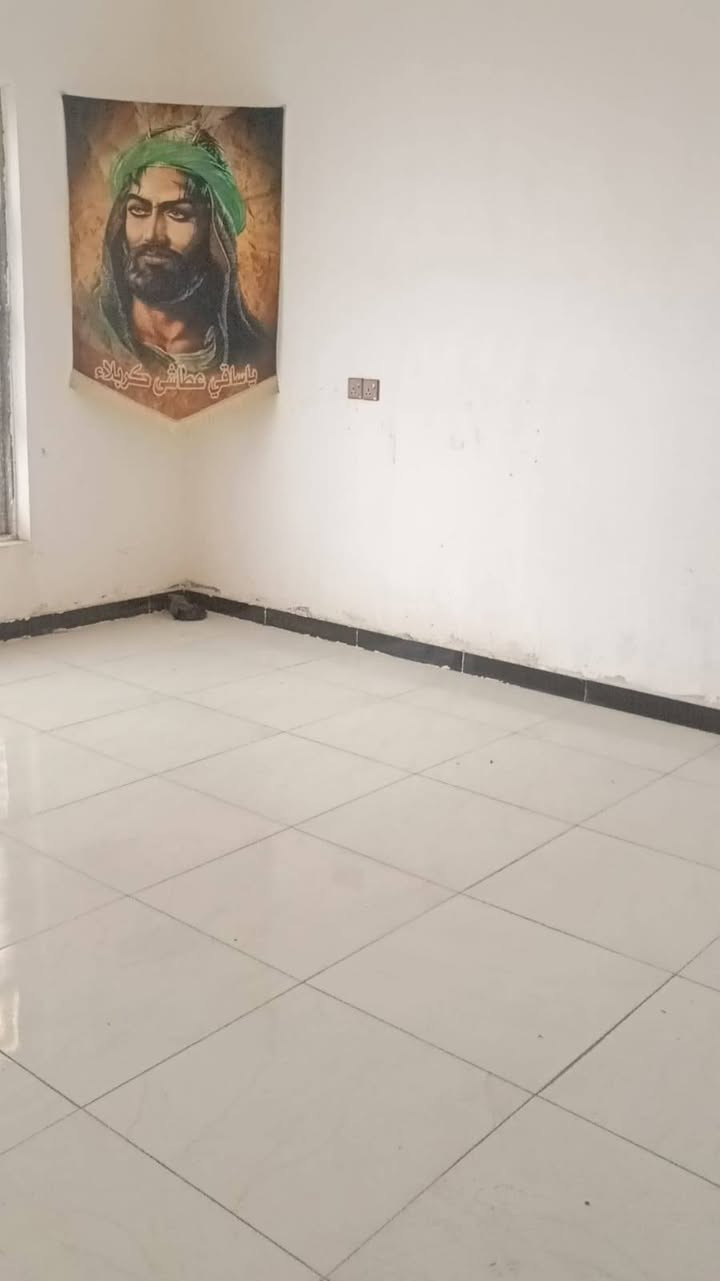 يارزاق ياالله 
دار سكن200م طابو زراعي بناء طابوك مرقم من قبل البلديه حي الحكيم شارع كاله 
يتكون من غرفة نوم وهول مطبخ استقبال صحيات داخل وخارجيه كراج سياره وحديقه 
للاتصال على الرقم التالي واتساب ***********
***********
