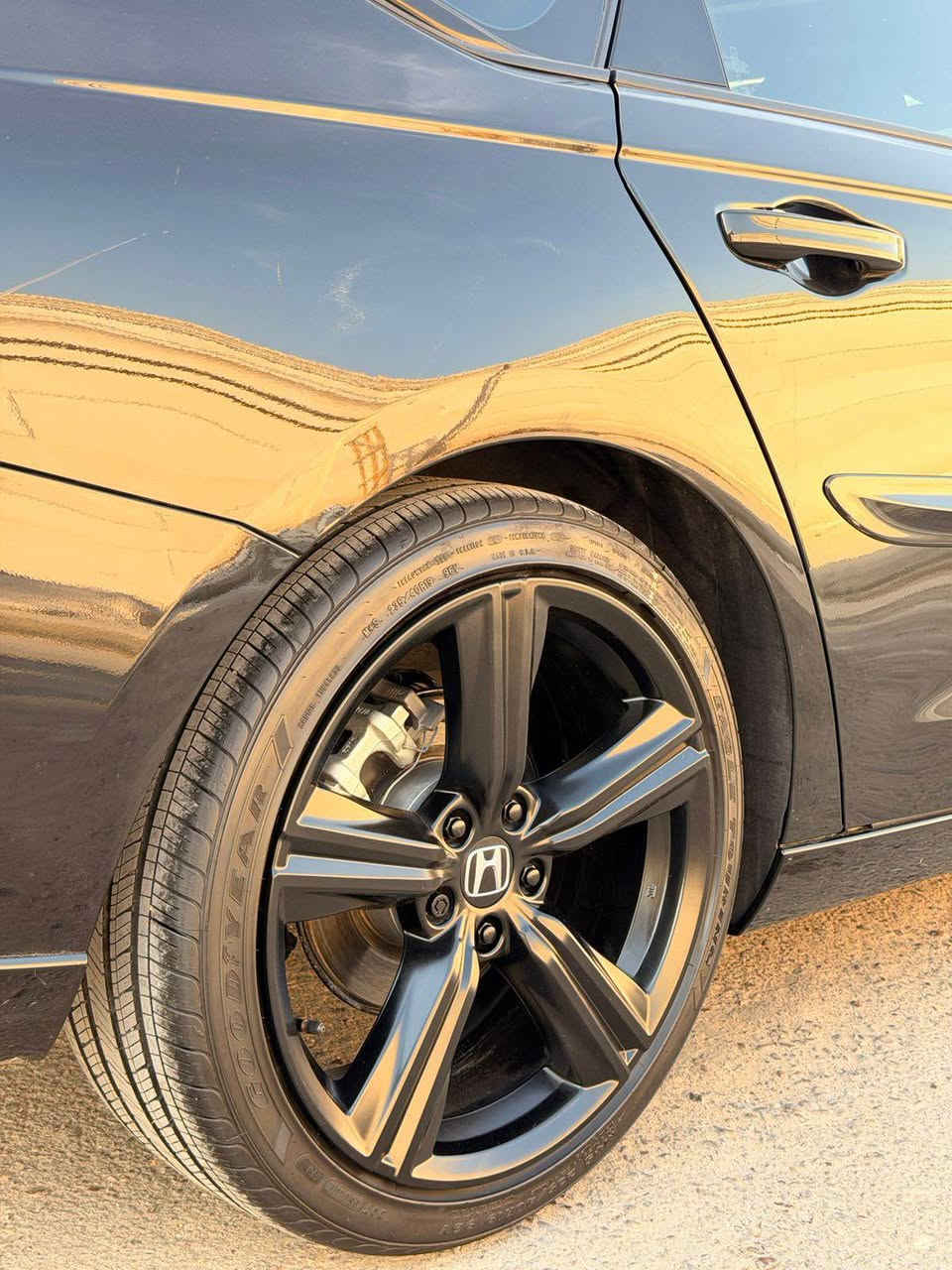 🔥 للبيع – هوندا أكورد سبورت L هايبرد 2025 🔥

🖤 اللون: أسود بلاك توب
🚘 الفئة: Sport L Hybrid
📍 الممشى: 5,800 ميل فقط

✨ سيارة بحالة الوكالة ومواصفات كاملة جداً:

✅ منظومة هايبرد اقتصادية وقوية
✅ رادار أمامي
✅ رادار جانبي (Blind Spot)
✅ مثبت سرعة ذكي
✅ نظام المحافظة على المسار
✅ شاحن لاسلكي
✅ شاشة كبيرة حديثة
✅ كاميرا خلفية
✅ تشغيل بصمة وستارت
✅ حساسات متعددة
✅ إنارة LED كاملة
✅ جنوط سبورت أصلية
✅ داخلية فخمة ونظيفة جداً
✅ سيارة لا تحتاج أي مصروف

 🚘🚘 السياره ربع بنيد صبغ فقط  بدون اي دواخل

🚨 سيارة شبه جديدة بمظهر رياضي أنيق ولون أسود

❌ البيع فقط – بدون مراوس أو تبديل رجاءً
📞 للتواصل: ***********

والفحص بأي مكان بغداد, العراق
