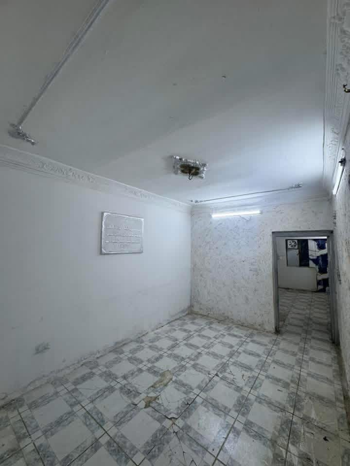 بيت طابقين للإيجار على شارع عام
المحتويات - 2 غرف نوم - استقبال - صاله - صحيات - منور طرمه سطح ( بيت كامل )
العنوان: الكويتي شارع جامع ابو تراب مجاور صيدلية حسن سلمان. للإستفسار ***********
الإيجار 450 الف
