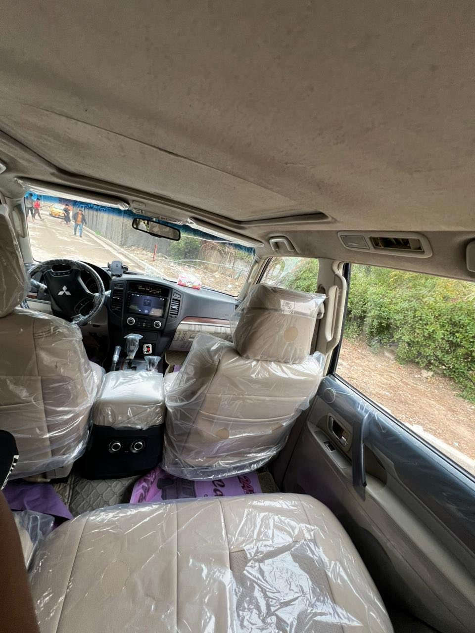 سلام عليكم سيارة باجيرو حبتور موديل 2009 لون ابيضّ محرك 3000 V6  فول مواصفات
كشنات كهربائية
فور ويل 
فتحة سقف
7 راكب 
مابيها صبغ ولا بارد مكفولة فقط شخوط بسيطة ما معدلة 
كشنات لون بيجي 
سيارة بيها دمام 
ماشية 189 الف 
كهربائيات كلهن شغالة 
داخل نضيف 
تبريد تلاث قطع 
تبريدها كلش زين 
رقم بغداد خصوصي 
سيارة باسمي تحويل ثاني يوم 
موقع سيارة بغداد العبيدي 
سعر سيارة  150 ورقة وبيها مجال بسيط 
متواجد فقط على رقم 
***********
