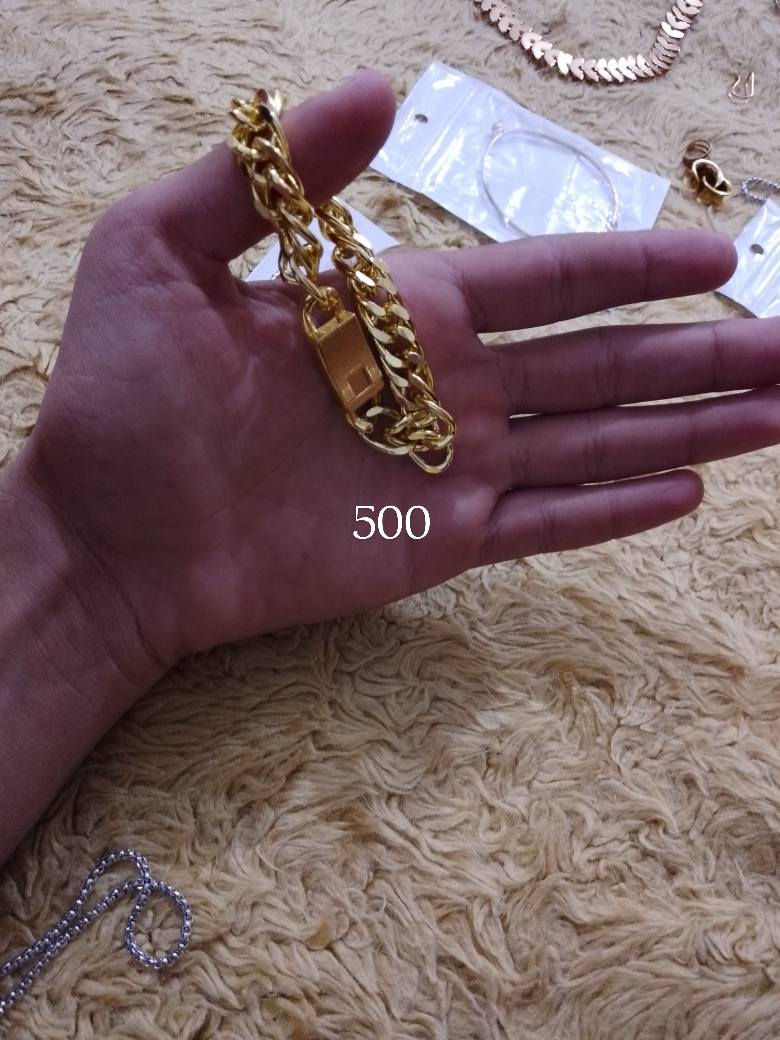 سلام عليكم عندي اكسسوارات رجالية او نسائية كلمن او موجود سعرة بل صورة يوجد توصيل  داخل سبع البور توصيل 1.000 او الي ياخذهن  شلعة بعد  احسن او الي ايحب يطلب يتصل علا الرقم ‏‪***********‬‏ بي واتساب
