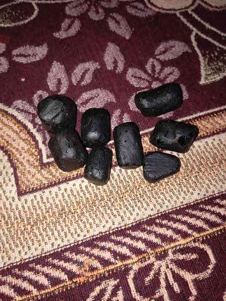 السلام عليكم جميعا احجار من النوادر الاسود صلابه فول شرط يجرح الزجاج وبعض من الأصفر والبرتقالي التقيم ثم البيع اتصال ***********
