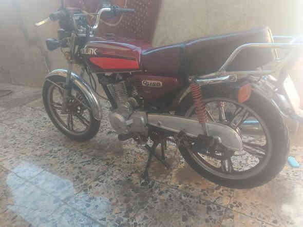 السلام عليكم شباب دراجه ايراني ٥كير مكينه ناعمه دراجه حلوع نضيفه مال بيت اروح بيها للشغل وارجع اصوليه مكاني بغداد المعامل سعرها ٥٠٠بيها مجال***********
