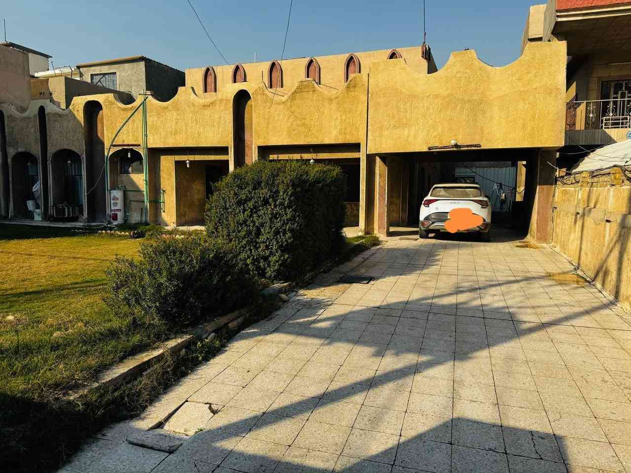 السلام عليكم ورحمة الله وبركاتة
بيت للبيع المساحه 640 متر

الواجهة 21 ونص متر  
النزال 30 متر

العنوان الزعفرانبة شارع المعهد المنطقه هادئه  بصفحة الشوارع العريضه 
ثاني بيت على الشارع العام 
يصلح استثمار مدرسة او روضة 
البيت في حالة جيدة قاطين الاول يحتوي على غرفتين نوم واستقبال وصالة ومطبخ وداخل المطبخ مخزن 
القاط الثاني 3 غرف نوم 
البيت يحتوي على تبريد مركري نطام تدكتات 
السعر اتصل ودلل رسائل ما جاوب رجاءاً 
 ***********
