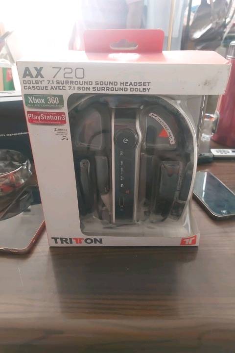 تباع هذه السماعة (Tritton AX 720 بجميع ملحقاتها وعبلتها الأصلية) في أسواق بغداد ومنصات الألعاب المحلية بسعر تقريبي يتراوح بين 35,000 إلى 45,000 دينار عراقي.العوامل المؤثرة على السعر في بغداد:حالة الملحقات: نظراً لأن السماعة تدعم أجهزة قديمة مثل Xbox 360 و PS3، فإن توفر كابل التحكم الصوتي (Inline Controller) والميكروفون الأصلي وجهاز فك التشفير (MixAmp) داخل العلبة يرفع من قيمتها.نظافة القطعة: القطع المخزنة أو "المستعملة نظيف جداً" تأتي بالحد الأعلى من السعر المتداول.إذا كنت مهتماً بمعرفة تفاصيل أكثر، يسعدني الإجابة عن:هل تبحث عن التوافقية مع أجهزة الجيل الحالي مثل الـ PC أو الـ PS4؟