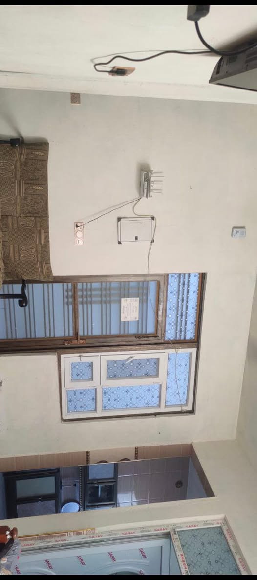 السلام عليكم بيت بناء ٢٠٢٣ مساحه 150م طابو كاطون الرازي خلف المشروع قرب مدرسه التربيه بيه غرفتين نوم وصاله ٤×٦ استقبال٤×٦ ومطبخ بس الأرضية ممسرمكه مطلوب إسكان الباقي ٤١مليون بيع ٤٥ المجموع ٨٦ القصط ٢١٢الف بأشهر *********** أو ***********
