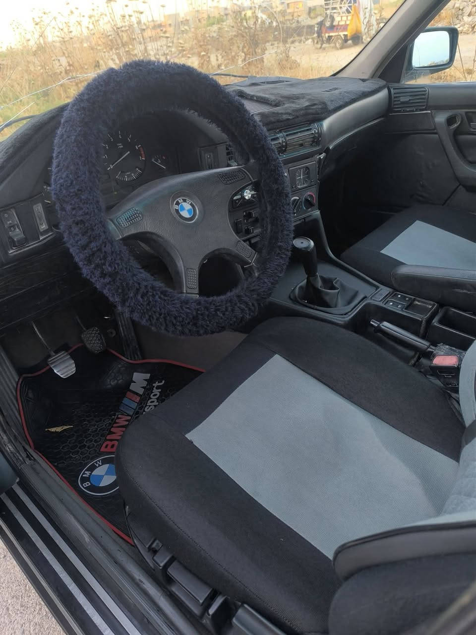 السلام عليكم BMW 520 موديل 1990  السيارة مصبوغه عام جمالية السيارة معمرة كامل والمكينة مال كصه شرط مكان السيارة الموصل الايسر 
السعر ٤٥ ورقة بي مجال
***********
