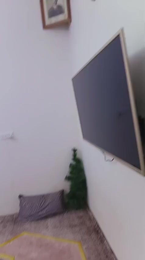 بيت للبيع في حي السفير قرب سوق العبيدي مساحه 100نزال 25 طابق ونص ***********
