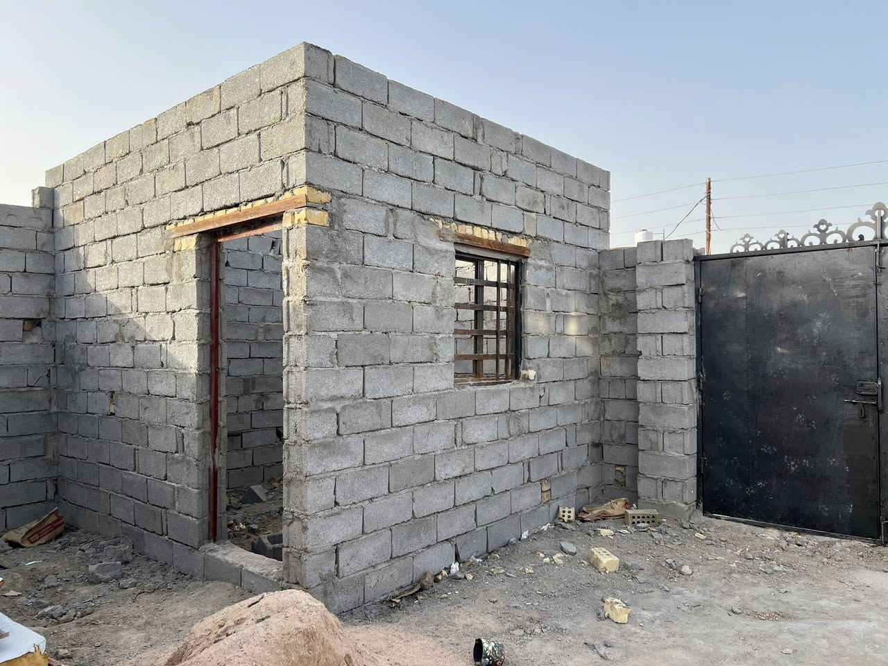 السلام عليكم هيكل بحي الجوادين نزله الثانيه بشارع حسن نصرالله مساحه 250 متر البناء 125 متر فقط غرفه ومطبخ وصحيات بصف الركن باقي التفاصيل بالفيديو سعر 18 ☎️***********
