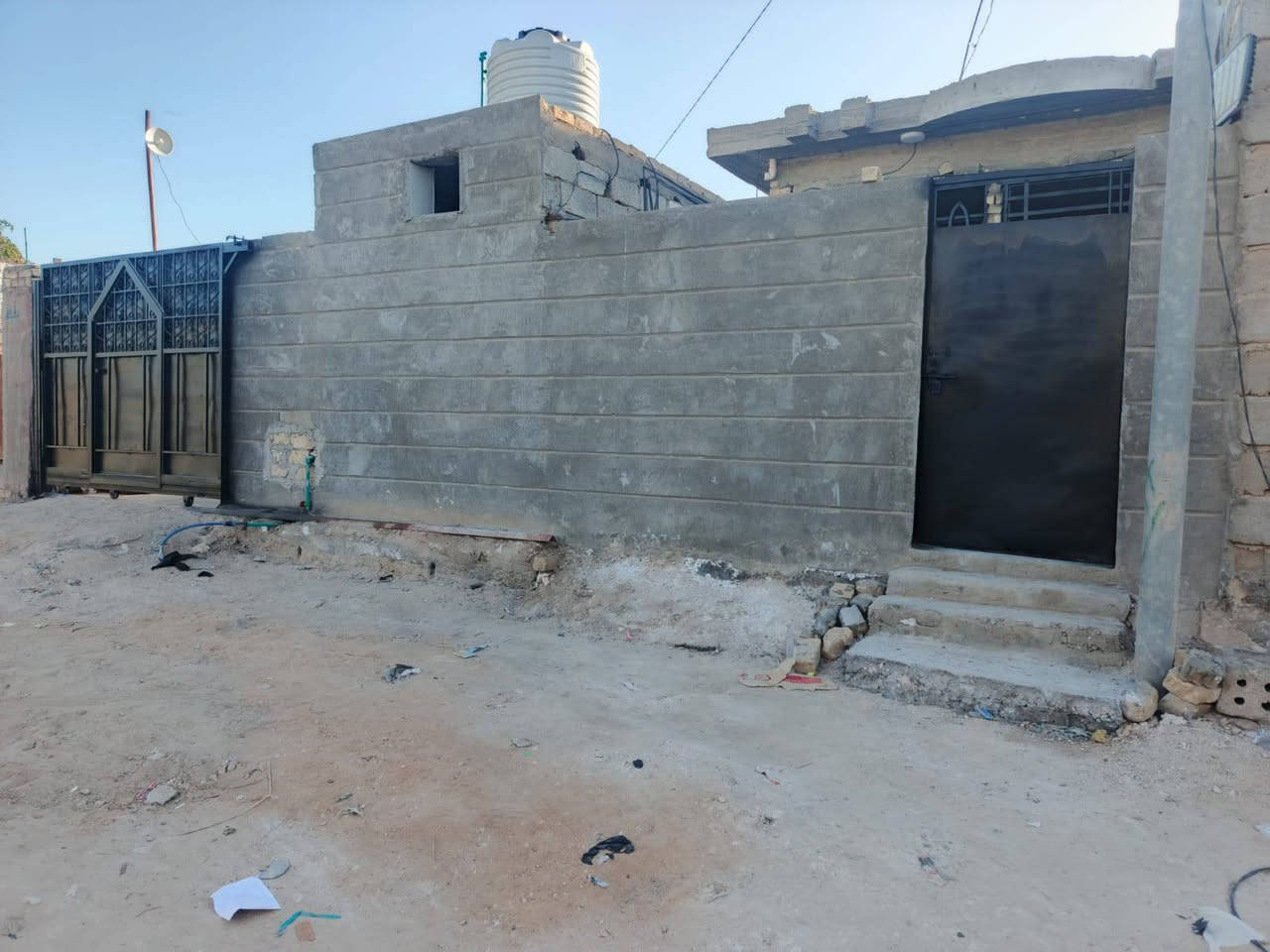 السلام عليكم بيت للبيع في كربلاء حي ام البنين طريق نجف كربلاء عمود 1180جهت يا علي يبعد عن شارع الزوار 300متر بيت عوزه تشجيبات للاستفسار ***********مساحه 200متر
