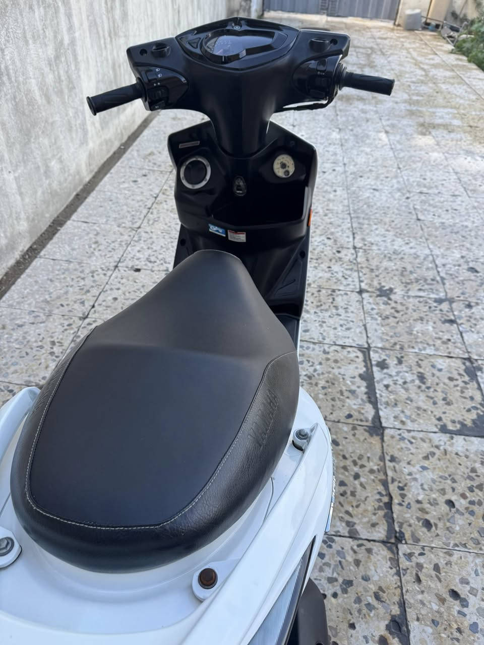 للبيع دراجه سكنس لد مال رمبه كفرات اصليه بلاديه مختمه ختم واحد ماشيه 11الف حقيقي كفراته اصليه محرك بلادي برغي مملعوب بيه كهربائيات كلها شغاله وراقها كامله أوي نقص مابيها السعر مليون ٧٠٠العنوان بغداد الكراده الاتصال على ***********
