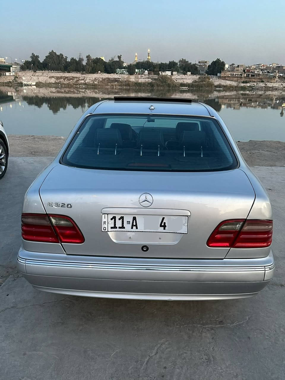 للبيع او مراوس 
ام عيون موديل 2000 
افكراند اعلى مواصفات فتحه جلد معروفه مواصفاتها الافكراند 
وارد يابان (بيها سكن يابان) 
محرك V6 المرغوب 
رقم بغداد باسمي شخصيا السنويه لل 2031
***********
السعر 129 
mercedes benz e320 w210 V6 avantgarde  2000
