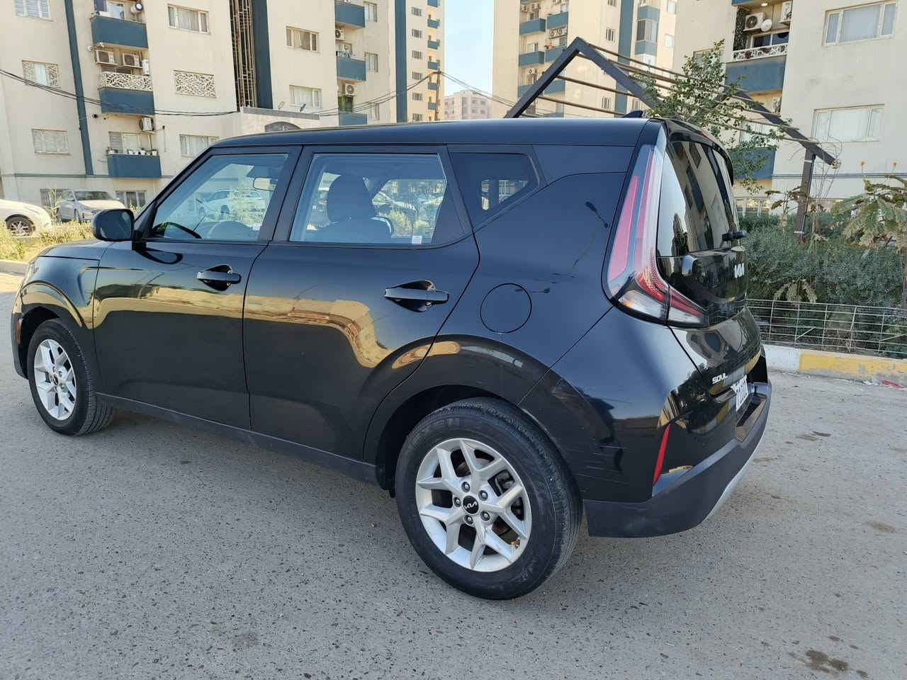 كيا صول للبيع موديل (٢٠٢٣) وارد امريكي 
لون أسود رقم بغداد إنكليزي جديد بأسمي 
محرك ٢٠٠٠ دوش 
ماشيه 40 ألف mi حقيقي 
السنوية مجددة لغاية شهر ١٢ / ٢٠٢٩ 
حادثها موضح بصور السونار 
مكاني بغداد جديدة مجمع الزهور 
السعر (١٤٣) وبيها مال بسيط للشراي 
للتواصل يتوفر واتساب 
***********
