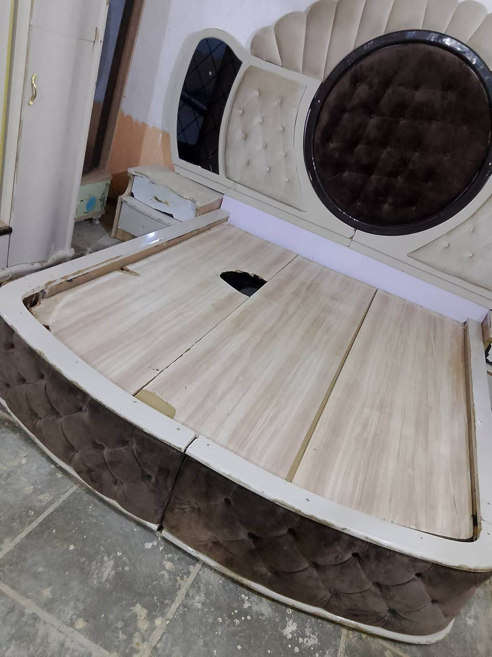 للبيع جربايه نفرين مخزن  وميز مرايه 
مكاني سوق الشيوخ 

***********
