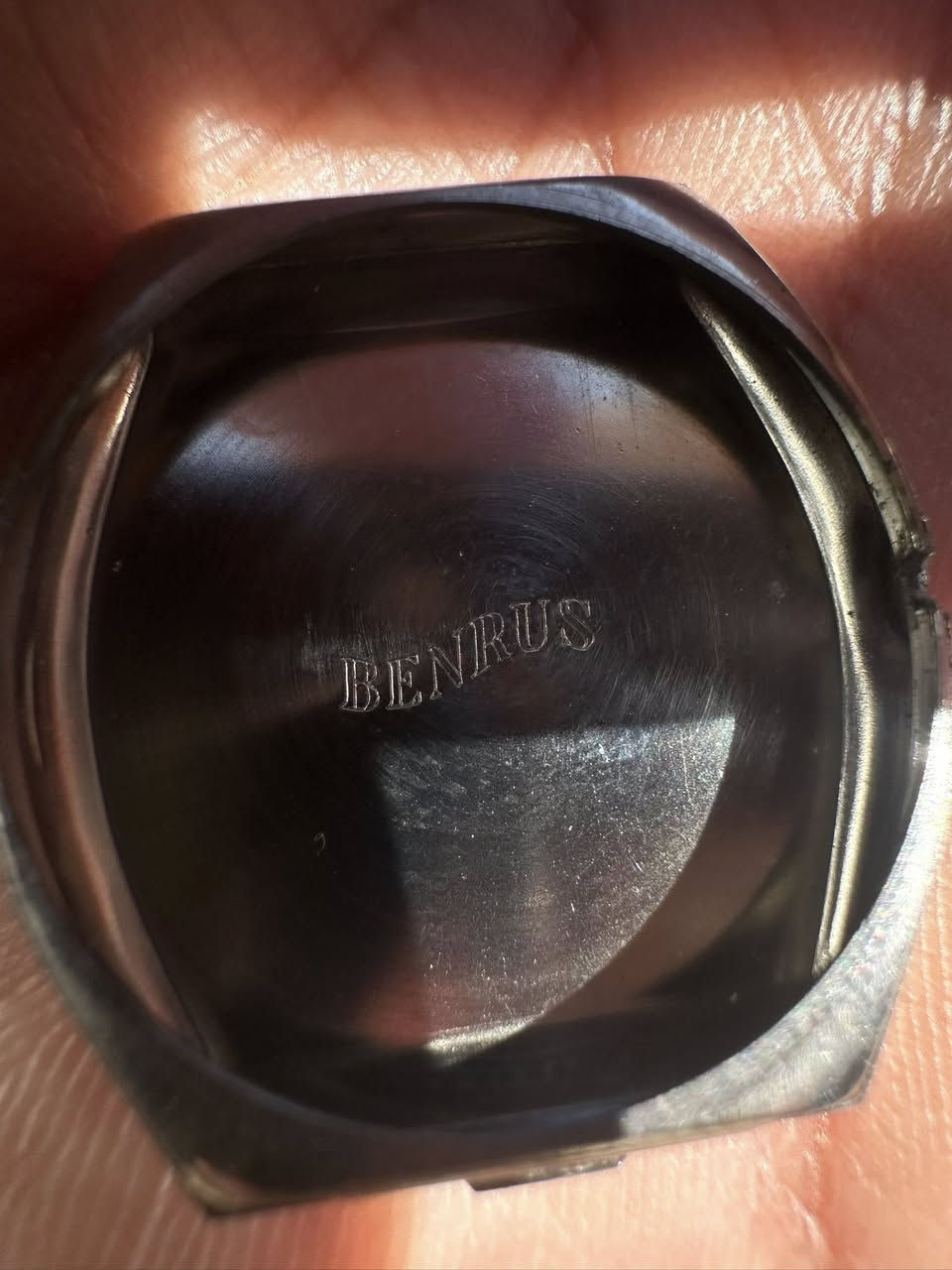 السلام عليكم ساعة بنروس ماس وياقوت  رجالي ١٩٥٠ كوك مميزة تغليف ذهب عيار 10
قطر ٣٠في ٣٥ قطر الخمسينات الناعم الساعة جديدة. بدون ملاحضات

***********
