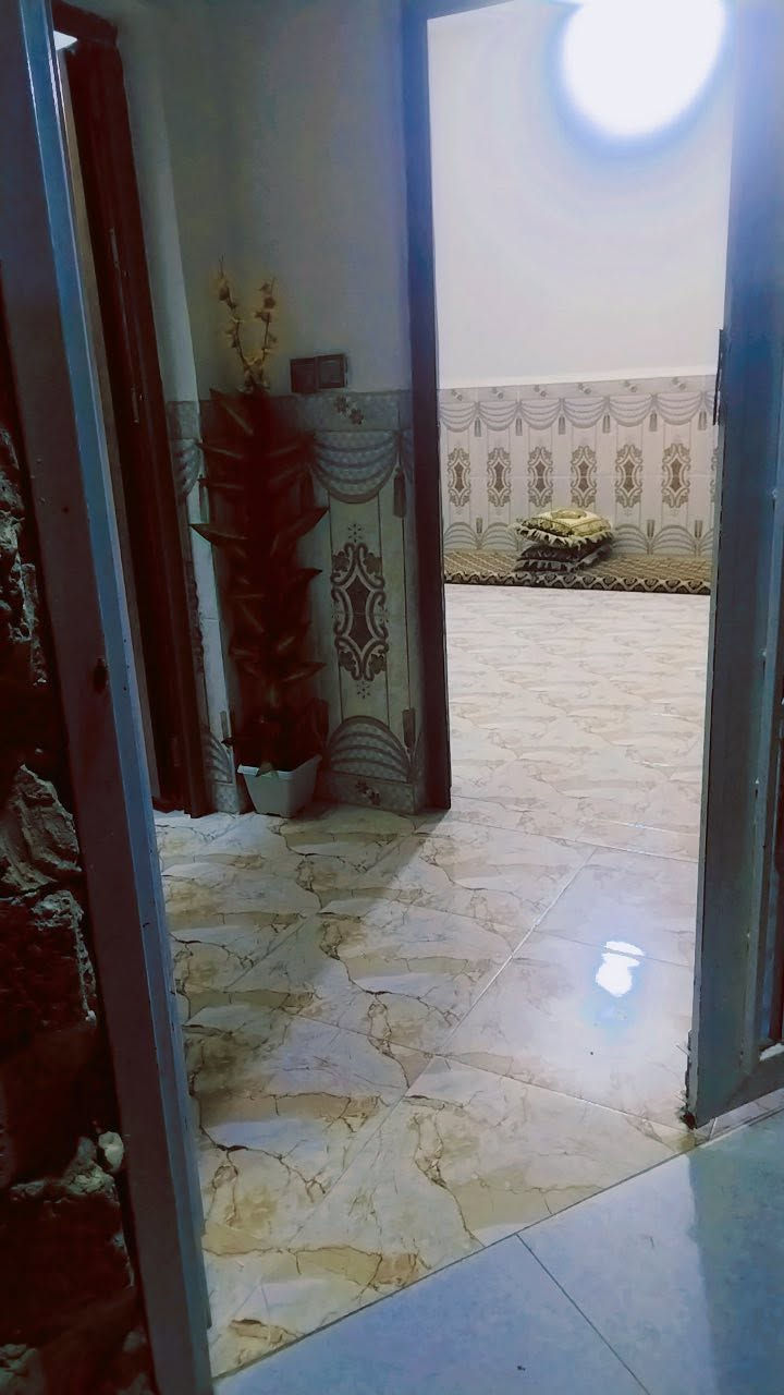 بيت للبيع مساحة 200 
حي الفرسان قرب المدرسة الكرفانية 
كامل نقص فقط الواجهية موضح بالصور 
السعر 40 وبي مجال 
***********
