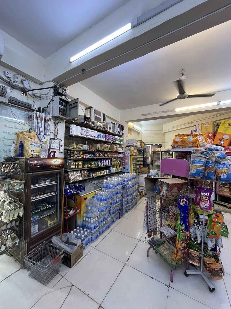 اسواق سلسلة ثلاث محلات مع مخزن للبيع يحتوي على : سستم 4 كامرات و 25 ثلاجة و سبلت 3 طن مع تبريد  طن ونص 
قمريه طولها 7 مترات محكمه 
المحل تجي تشوفه بعينك محل يشتغل وبي عالم ومع ميز مرمر 3 متر كبير جدا 
مع جام خانه 
ومع سله عربانه كبيره 
مع صفينه وسطيه 3 امتار 
واجها المحل 15 متر  
المحل كامل شغال يعني مناقصه اي شي وبضاعه موجوده ابيعه لعدم التفرغ 
ولمحل متروس ارفوف شغل خير من الله خاصتا بالموسم الصيفي

العنوان/ الكاظمية نواب 
للاستفسار واتس اب او اتصال على ***********
***********
