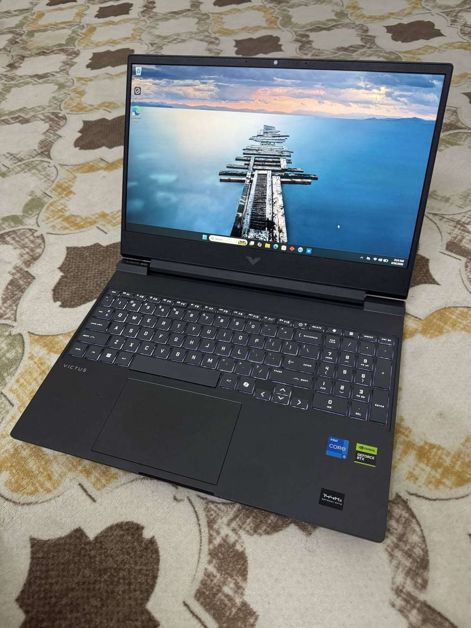 HP Victus Gaming Laptop

دۆخی ئامێر:
​وەک لۆک، بێ شوخت ✨
​پاتری: %97 (تەنها ٢٤ سایکڵ)
​١ هەفتە گەرەنتی. 🛡️

​🔹 تایبەتمەندییەکان:
▫️ پڕۆسێسەر: Intel Core i5-13420H (نەوەی ١٣) 🔥
▫️ ڕام: 16GB DDR5 🧠
▫️ گرافیک: NVIDIA RTX 4050 ⚡️
▫️ هارد: 512GB SSD
▫️ شاشە: 15.6" Full HD | 144Hz
▫️ کیبۆرد: Backlight White ✨

​🔹 خزمەتگوزارییەکان:
🔌 شاحینەی ئۆرجیناڵی لەگەڵە.
🚚 گەیاندنی خۆڕایی بۆ بەردەرگا. 🏠

ئێم بی 💻
کوالێتی لە ئامێر، متمانە لە مامەڵە.


**إذا كنت صاحب هذا الإعلان وتريد حذفه لأي سبب، رجاءا أرسل رسالة إلى الدعم الفني**